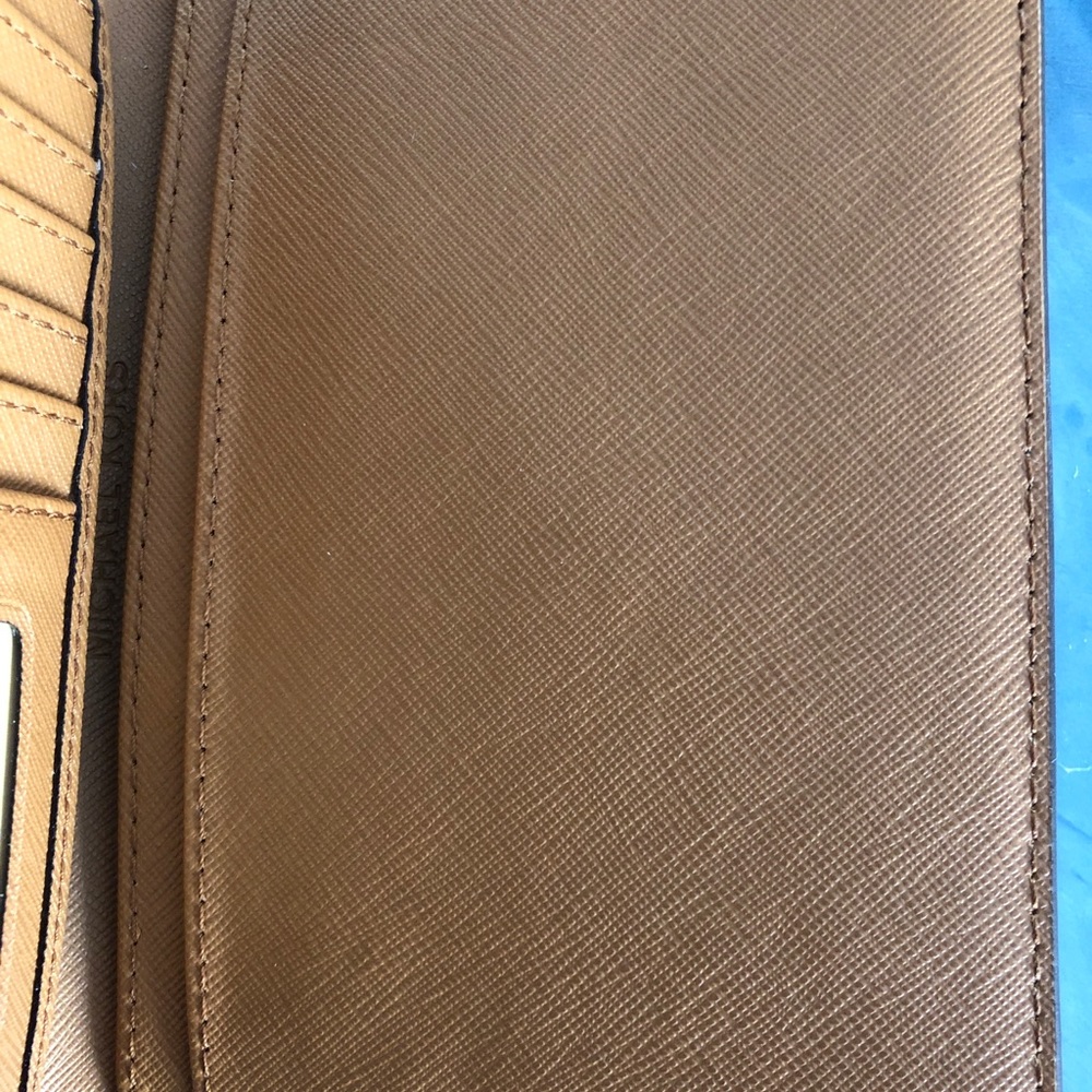 Michael Kors Passport Case/Wallet - Picture 8 of 8